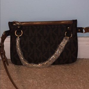 MICHAEL KORS CROSSBODY WALLET